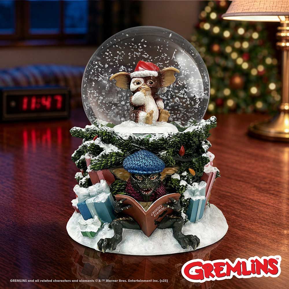 Gremlins Gizmo Christmas Snow Globe collectible