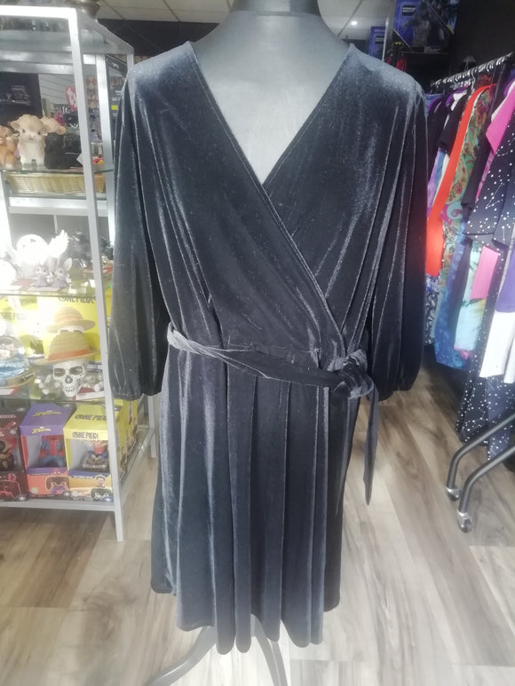 Black velvet dress, new, size 24